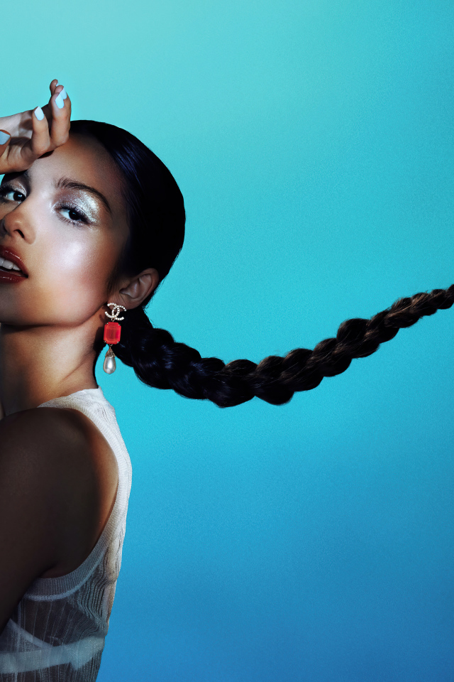 Американская певица Оливия Родриго на голубом фоне