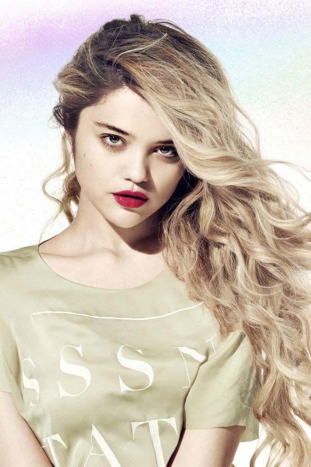 Американская певица Скай Феррейра на белом фоне