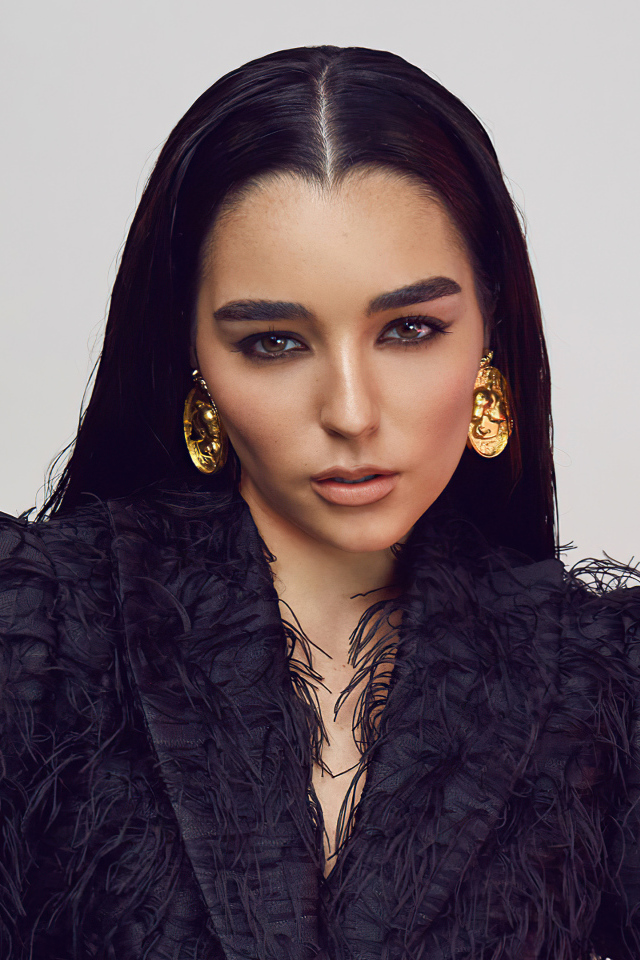 Австралийская певица Индиана Массара в черном наряде