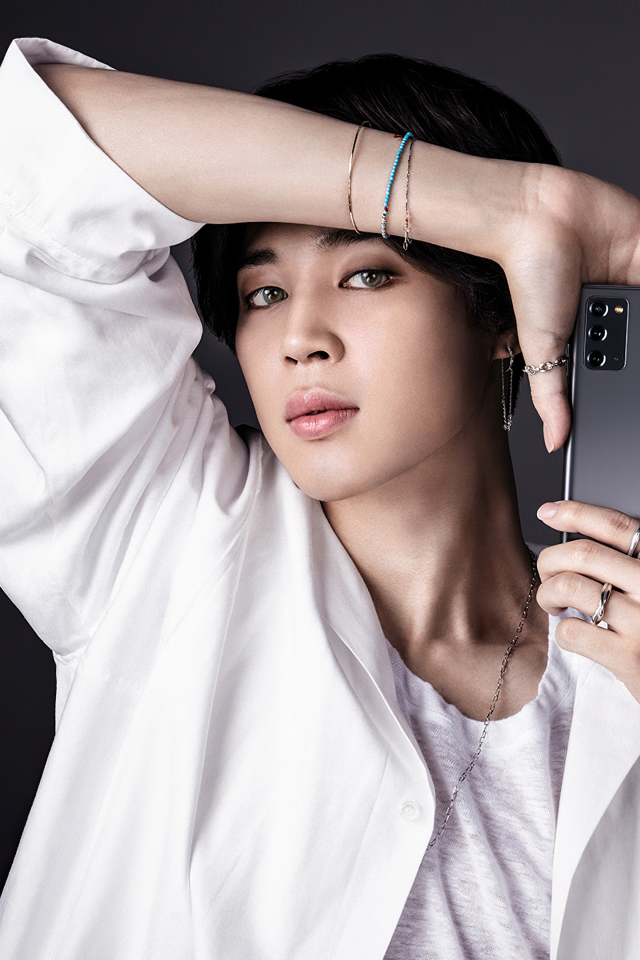 Вокалист группы BTS Jimin с телефоном