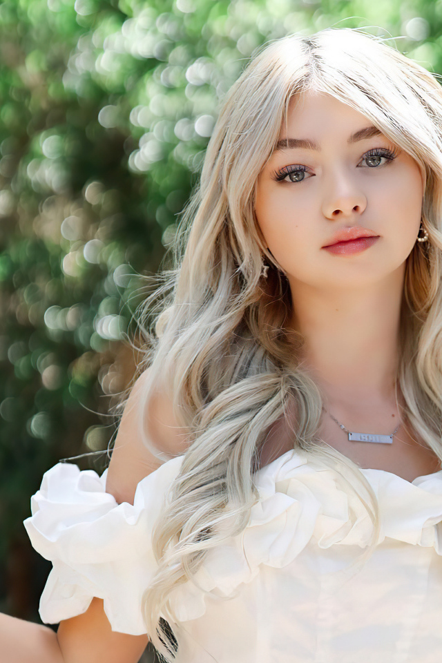 Красивая блондинка певица Сисили Роуз