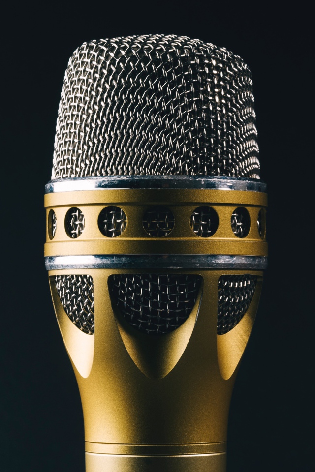 Красивый профессиональный микрофон на черном фоне 