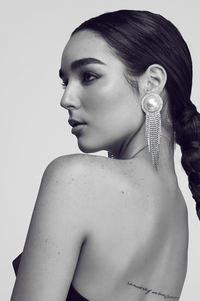 Красивая певица Индиана Массара на сером фоне