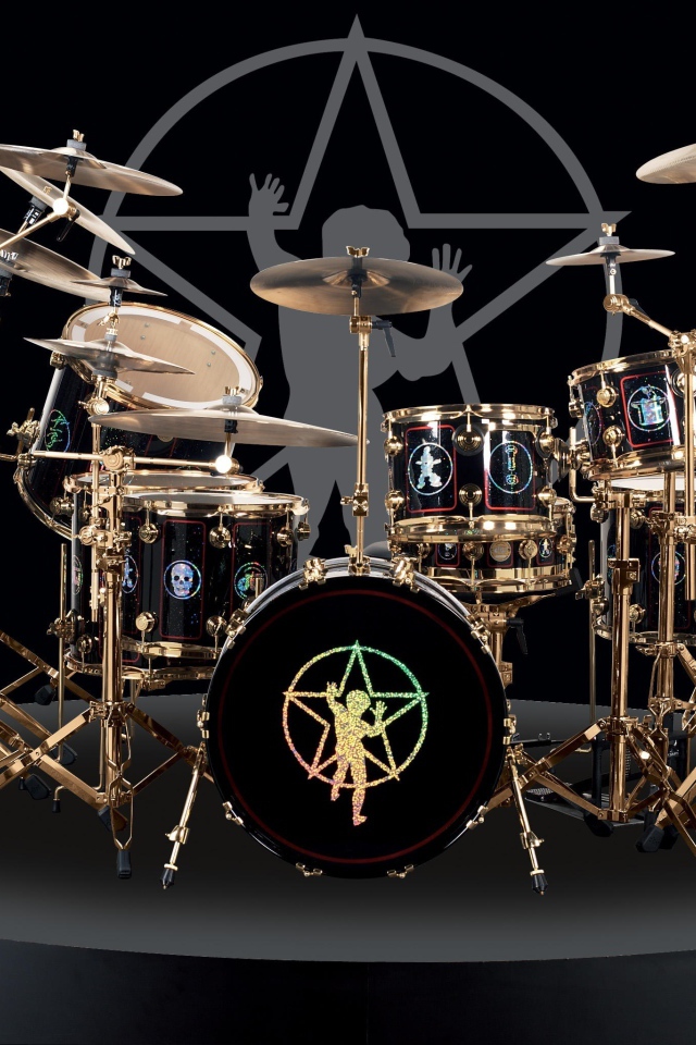 Большая барабанная установка на черном фоне