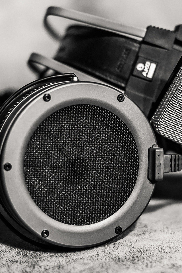 Черные наушники и студийный микрофон