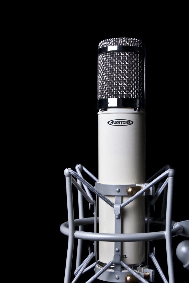 Конденсаторный микрофон на черном фоне