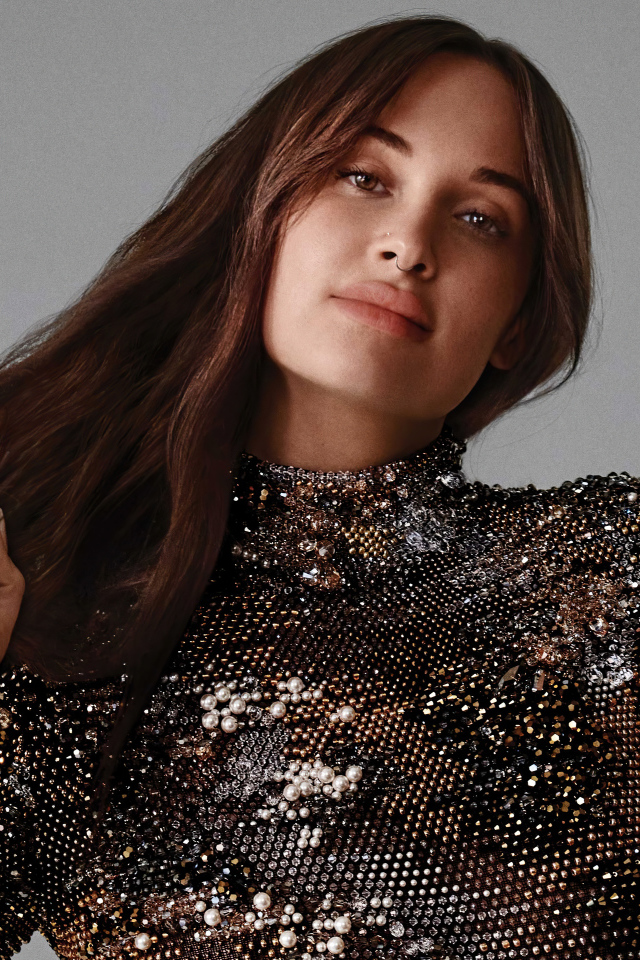 Кантри певица Кейси Масгрейвс на сером фоне