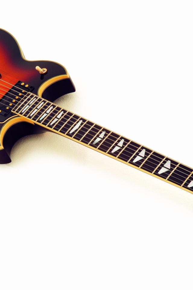 Дорогая гитара на белом фоне 