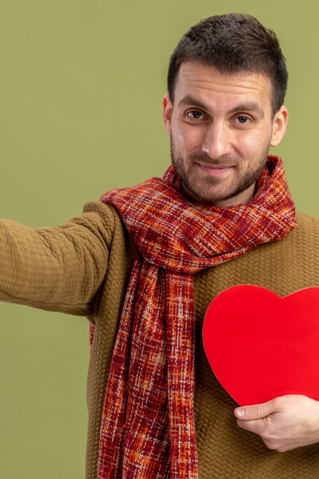 Мужчина с красным сердцем в руке 