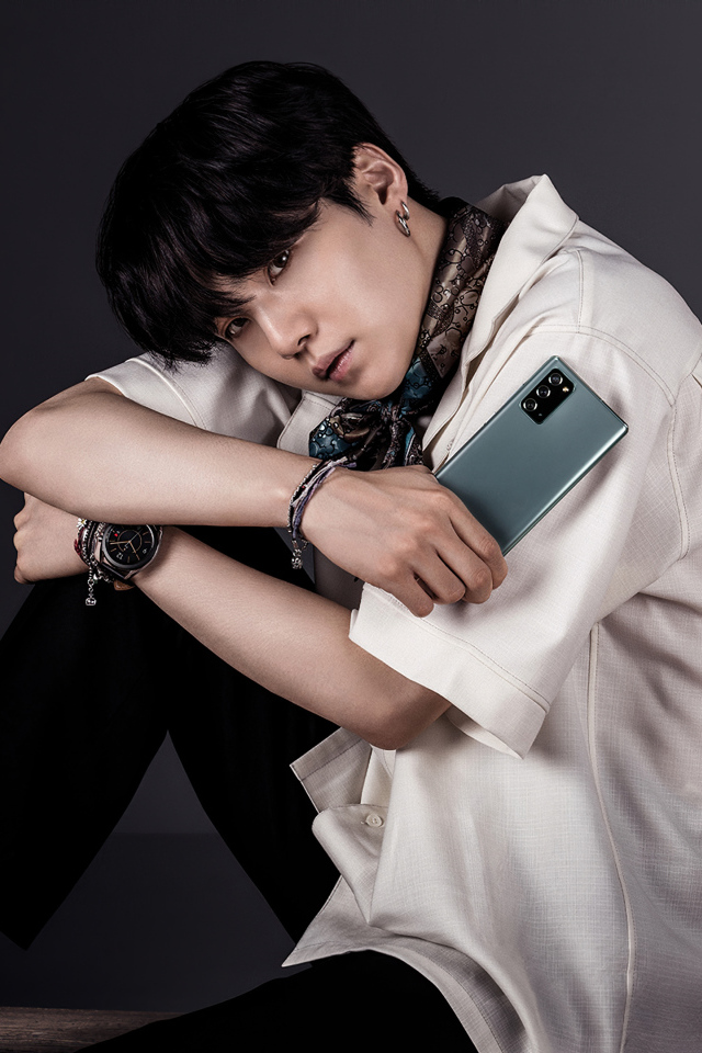 Участник группы BTS Suga на сером фоне