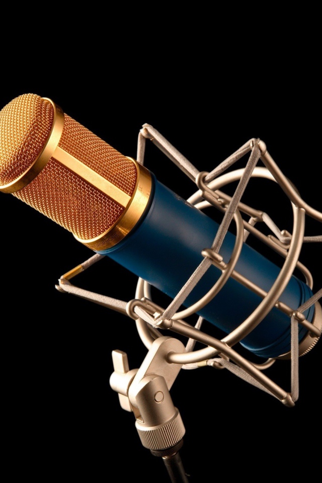 Микрофон на стойке на черном фоне 