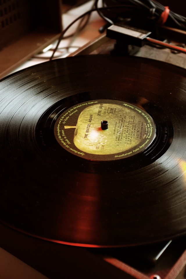 Старый проигрыватель для пластинок