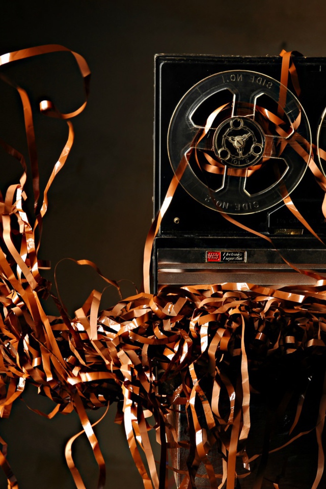 Старый бобинный магнитофон с лентой