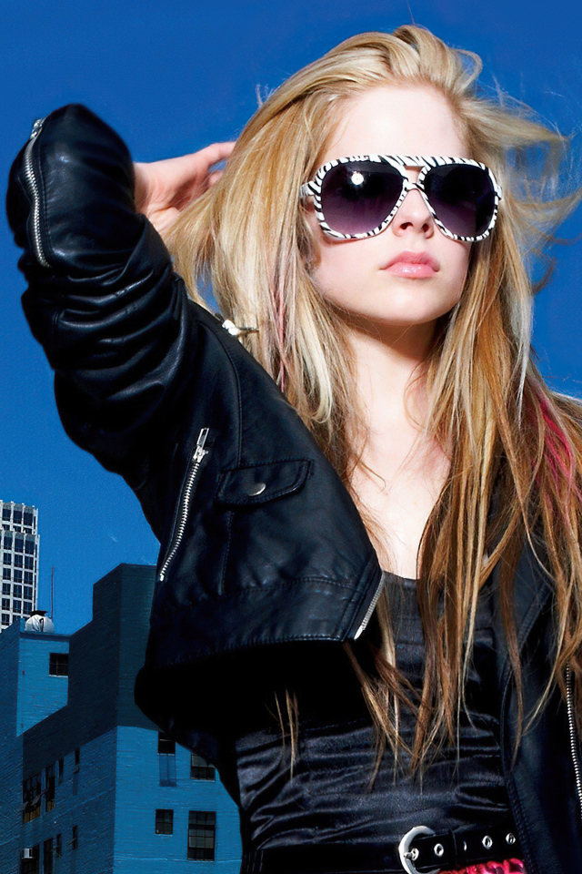 Популярная певица Аврил Лавин  в очках