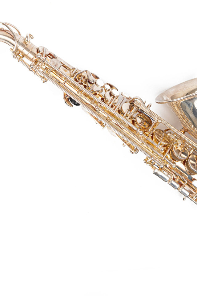 Саксофон на белом фоне крупным планом 