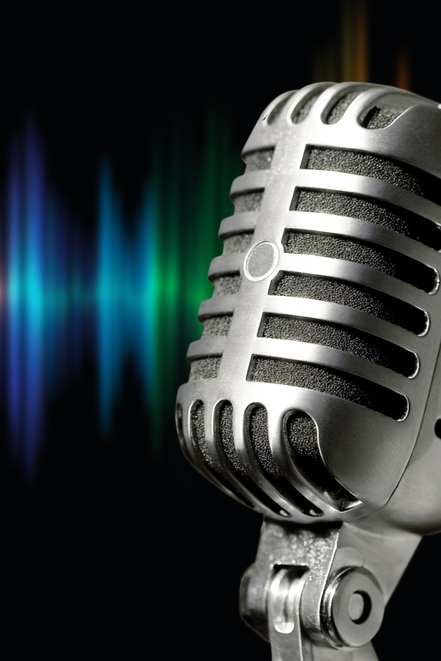 Серебряный микрофон Shure 55s  на ярком фоне