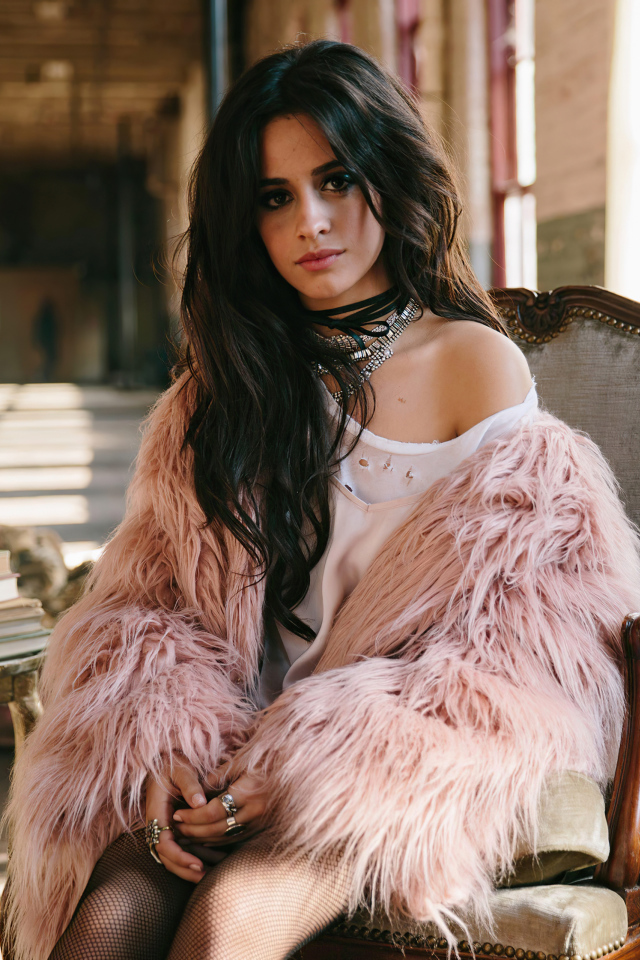 Певица Камила Кабельо сидит в кресле