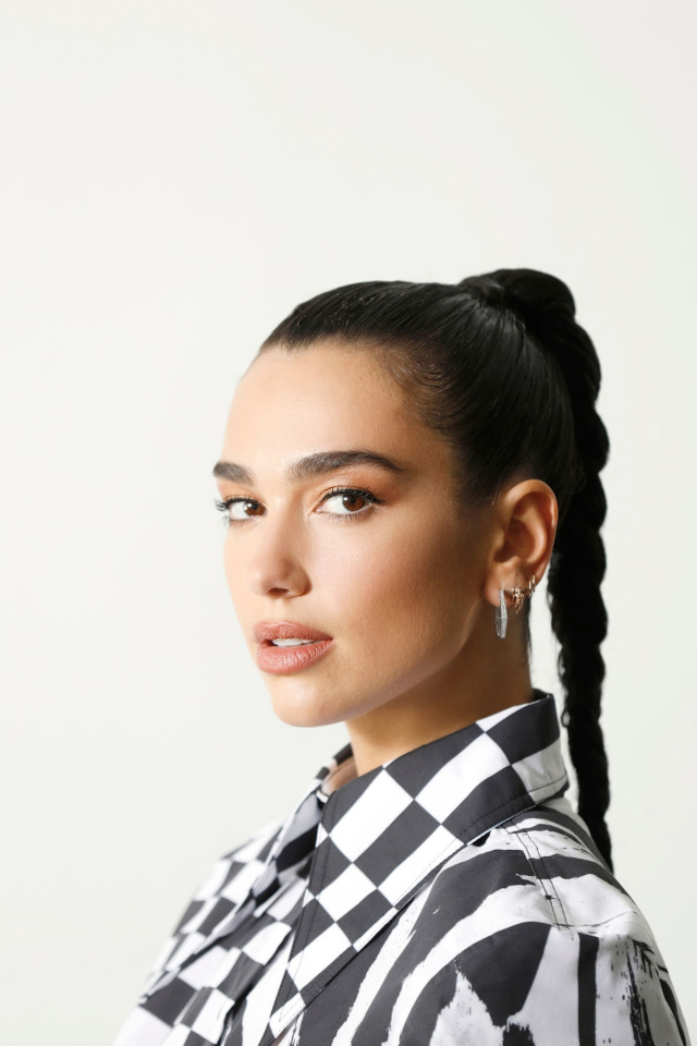 Певица Дуа Липа с косой на голове