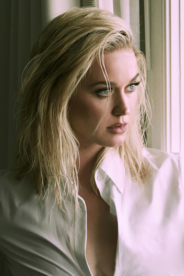 Певица Кэти Перри стоит у окна