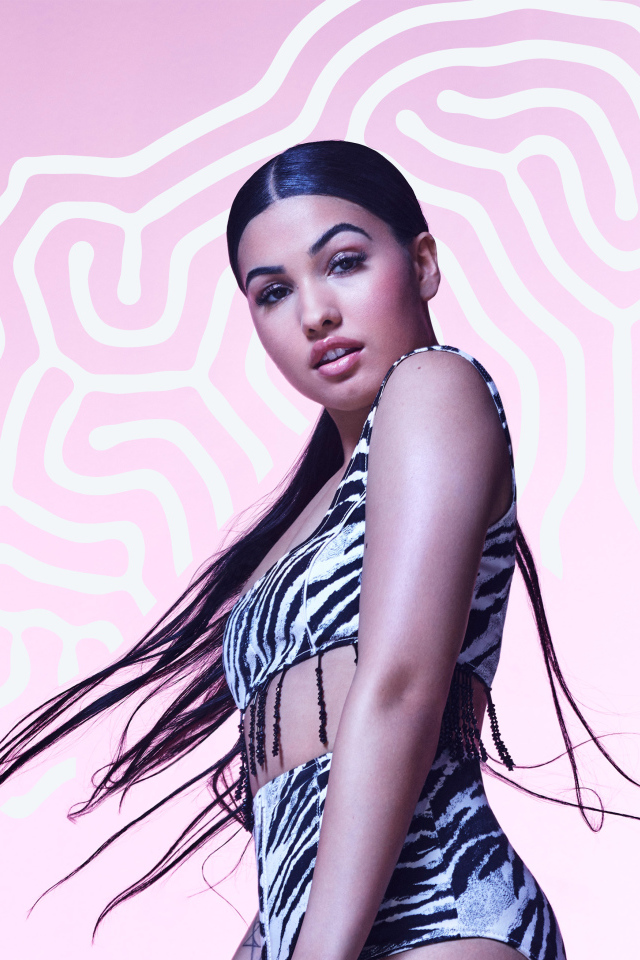 Певица Mabel  на розовом фоне