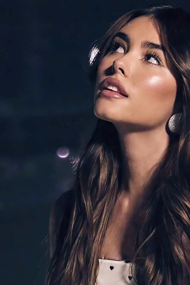 Певица Мэдисон Бир смотрит в сторону