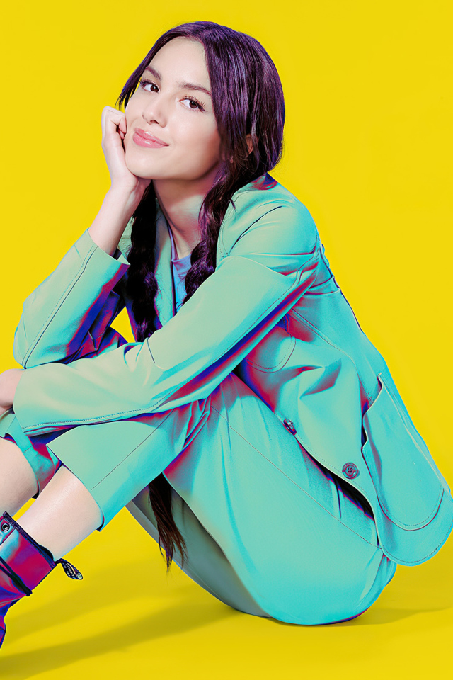 Певица Оливия Родриго на желтом фоне