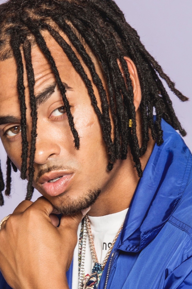 Певец Осуна на сером фоне