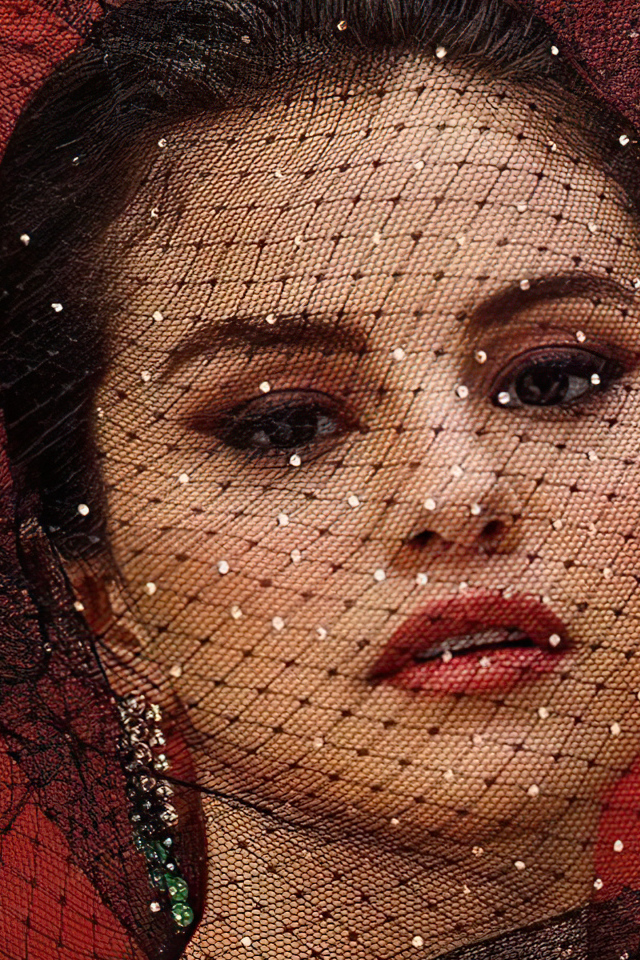 Певица Селена Гомес с вуалью на лице