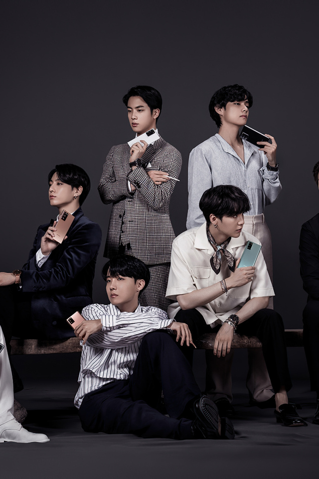 Южнокорейский бенд BTS с телефонами самсунг