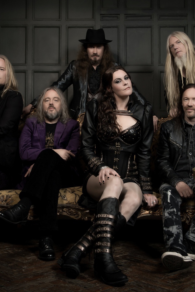 Состав группы Nightwish сидит на диване
