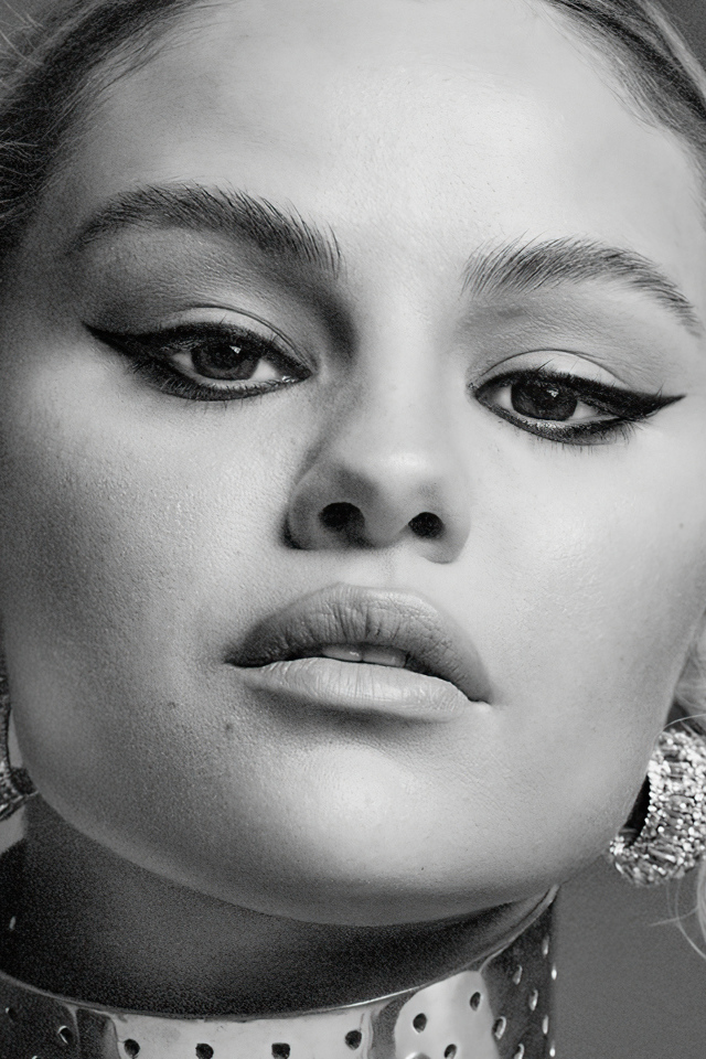 Лицо певицы Селена Гомес на сером фоне