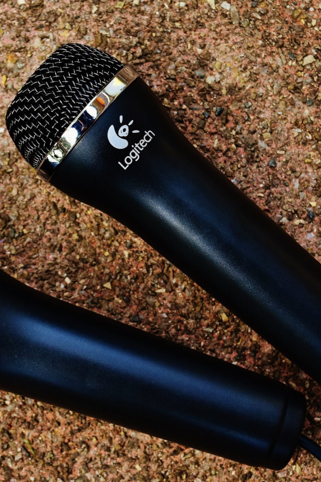 Два микрофона logitech на асфальте 
