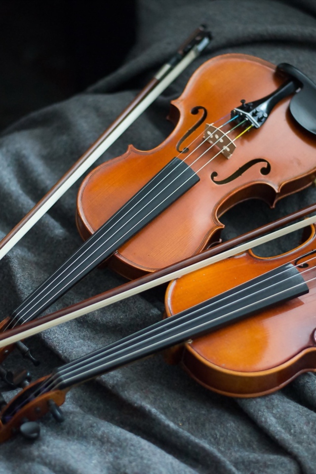 Две деревянные скрипки на ткани 