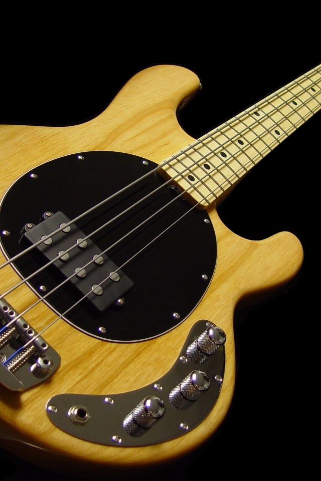 Деревянная гитара с толстыми струнами на черном фоне 