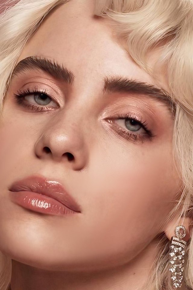 Молодая блондинка Билли Айлиш лицо на розовом фоне