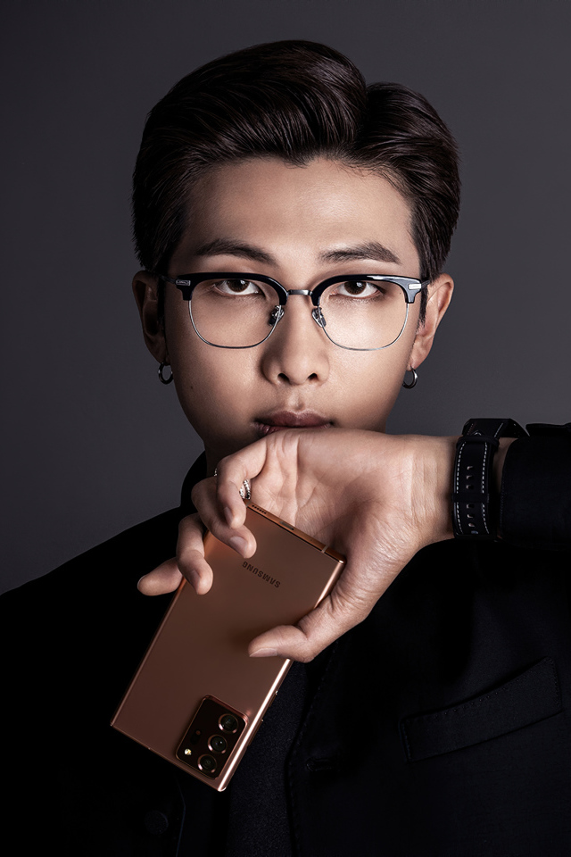 Молодой парень Rm участник группы BTS с телефоном