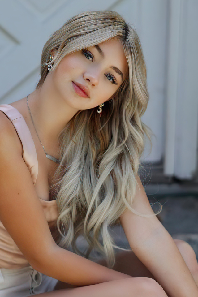 Молодая девушка певица Сисили Роуз