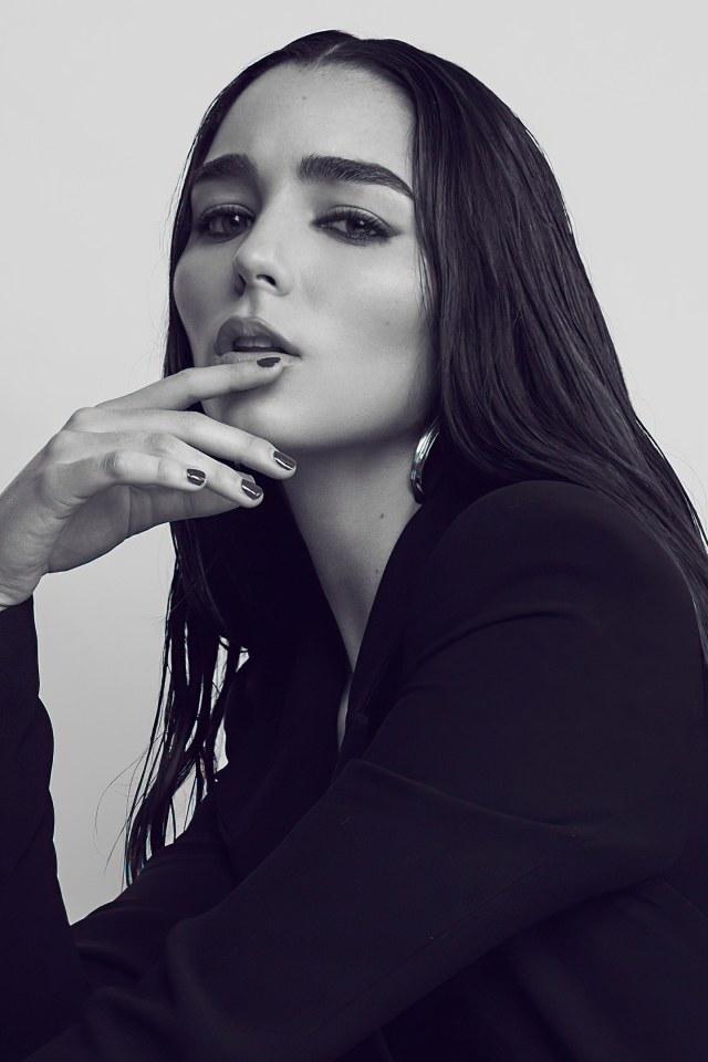 Молодая певица Индиана Массара в черном наряде
