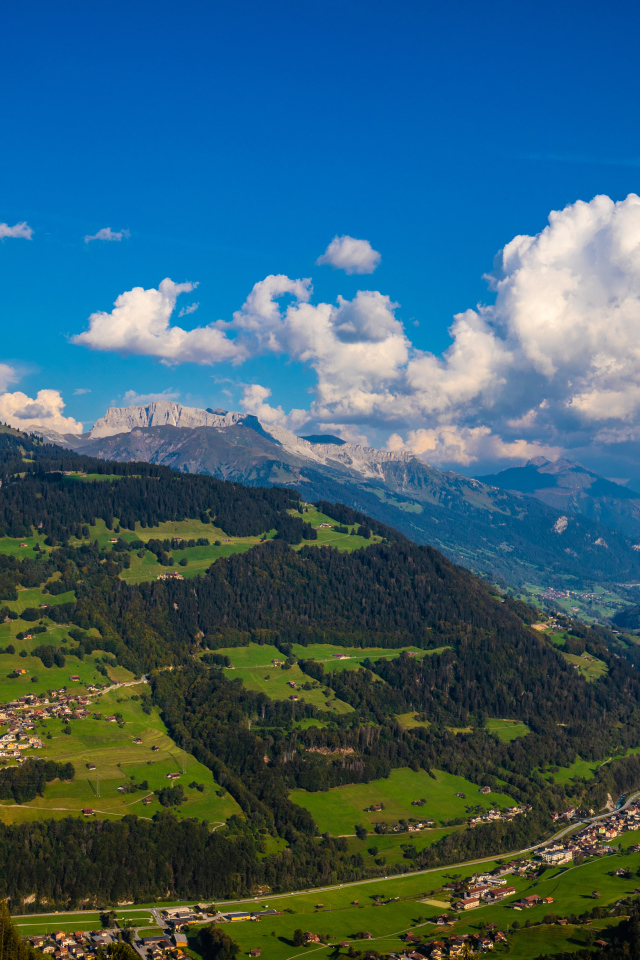 Красивый вид на гору под голубым небом с голубыми облаками 