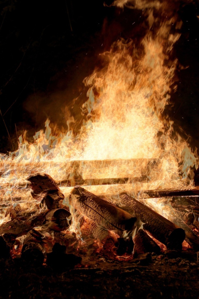 Большой костер с дровами ночью