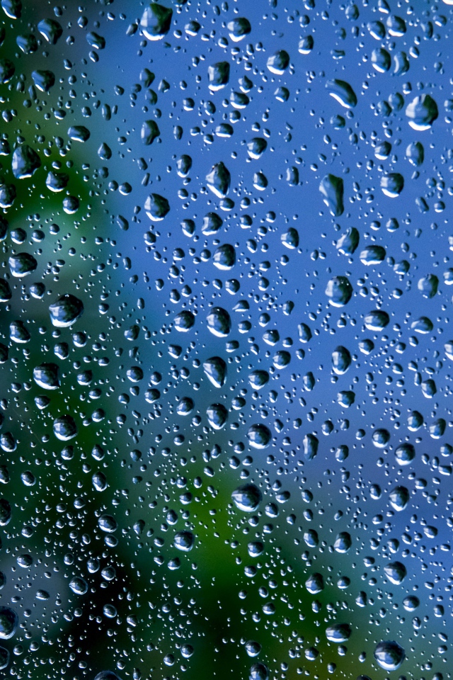 Голубое стекло с каплями дождя