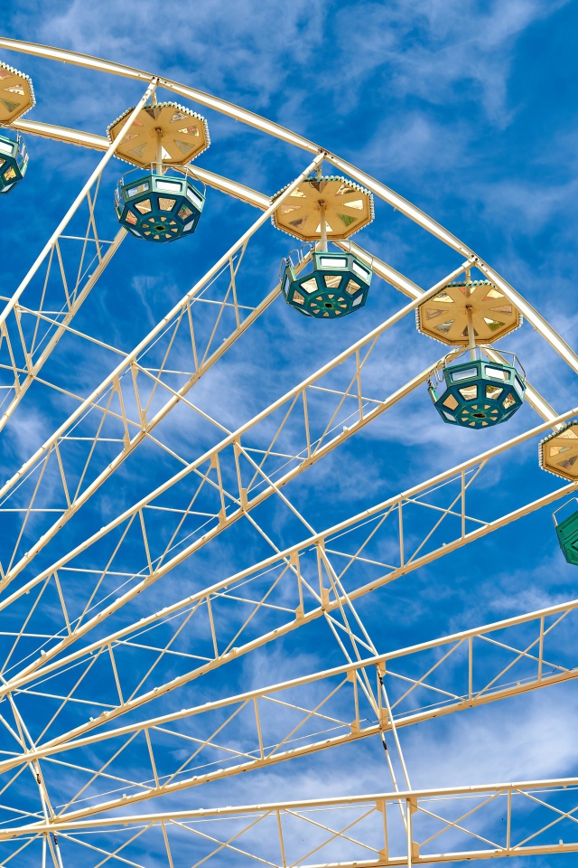 Колесо обозрения на фоне голубого неба