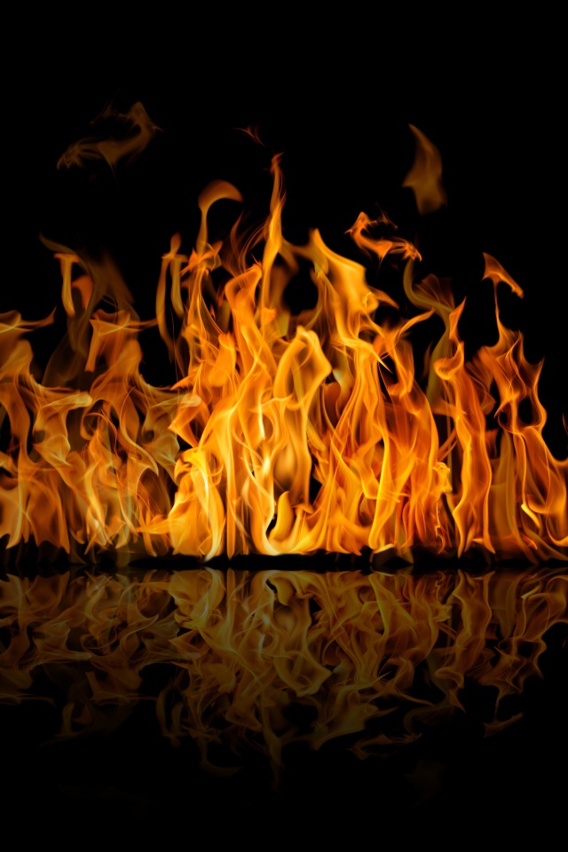 Горячий огонь отражается в черной поверхности