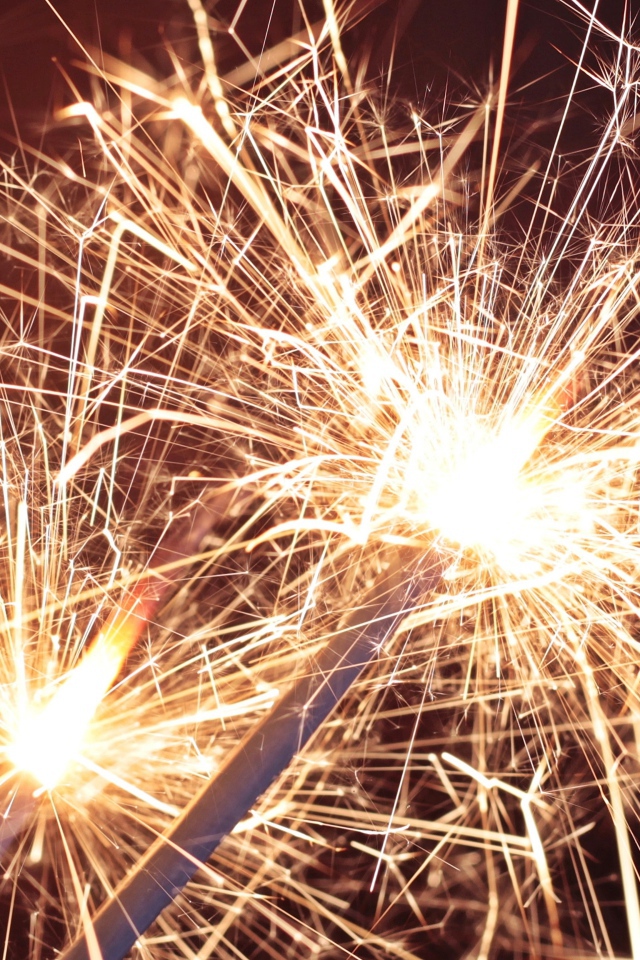 Зажженные бенгальские огни крупным планом 