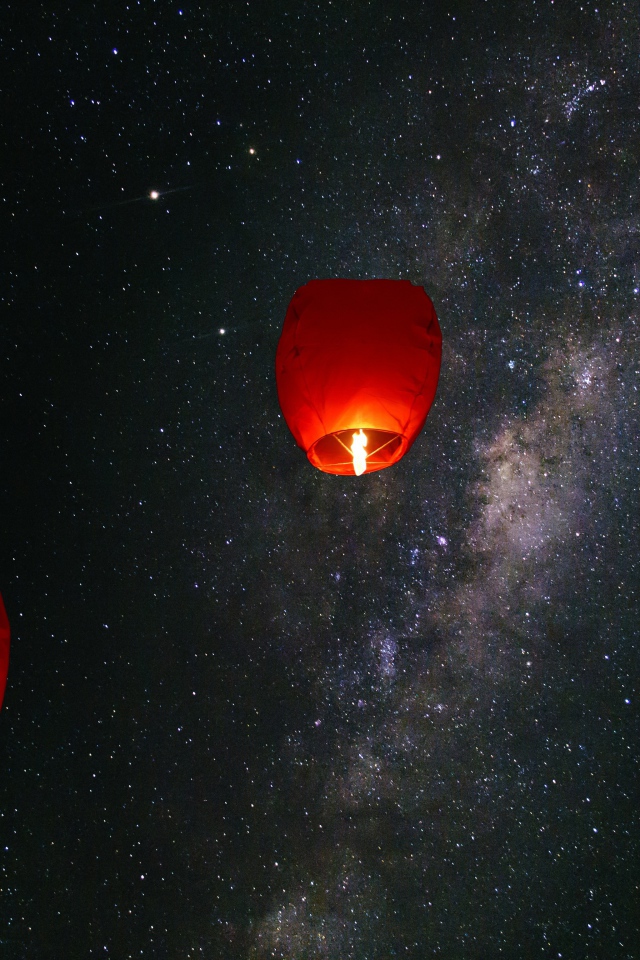 Зажженные китайские фонарики в небе 