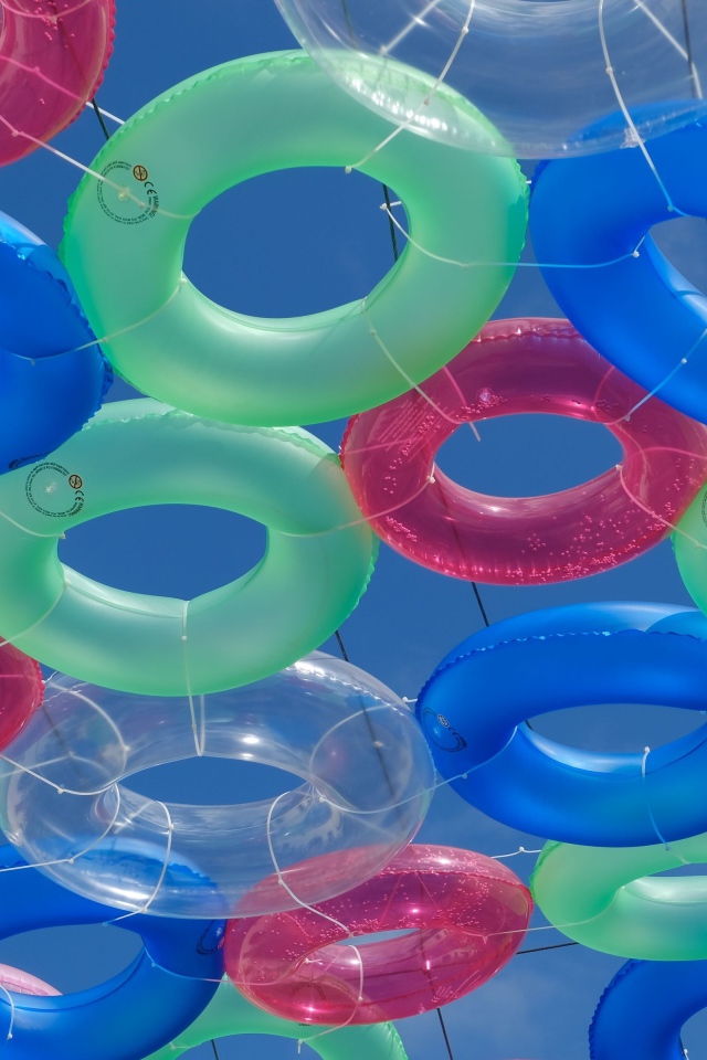 Много разноцветных надувных кругом в небе 