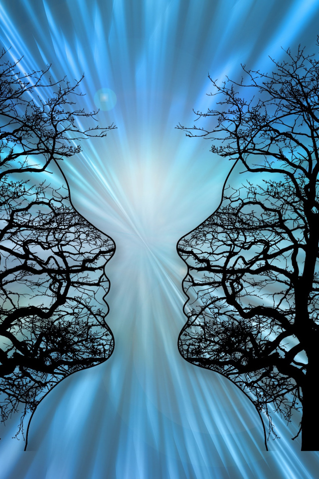 Два силуэта на опавших деревьях