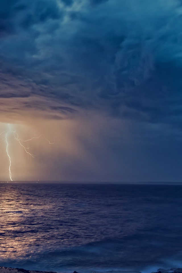 Белая молния рассекает небо в море 