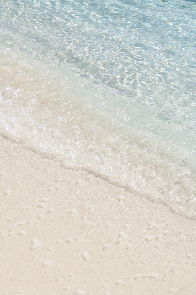 Чистая вода на белом морском песке