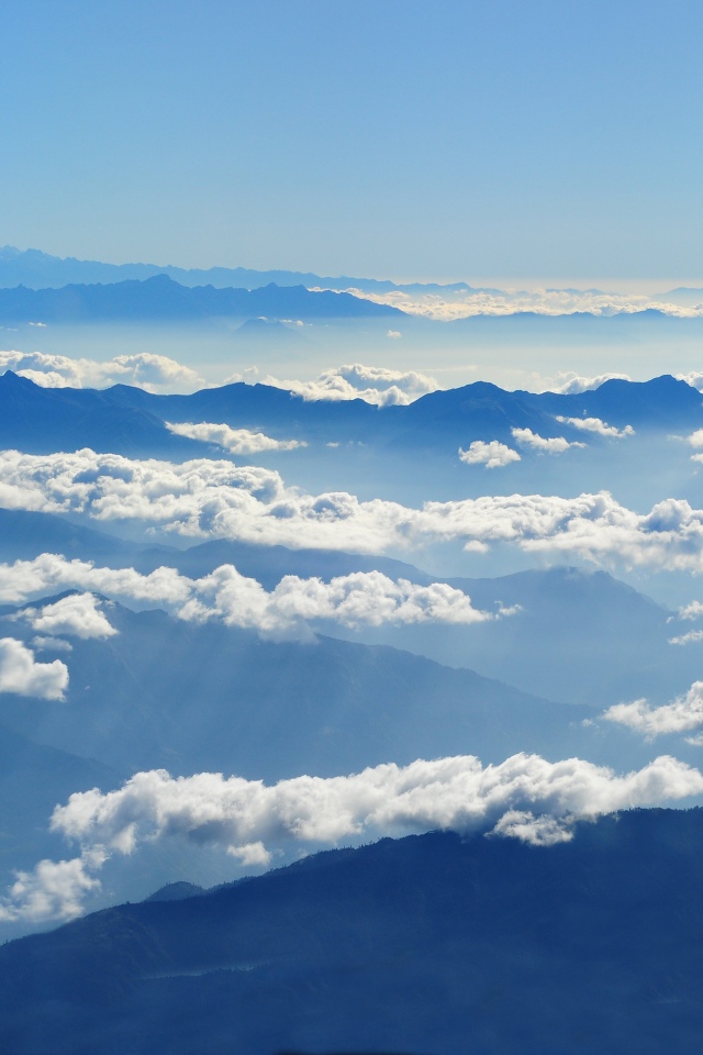 Красивые белые облака над вершинами гор 